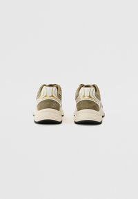 Grønne semskede sneakers med hvide accenter og gule detaljer. Rund form, polstret sål, tekstureret bageste del og sort gummisål.