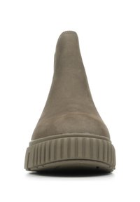 Bottines à enfiler vert olive avec un dessus en suède texturé et une semelle en caoutchouc épaisse et striée. Fini lisse, design à bout rond.