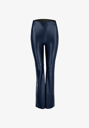 Marineblaue Flared-Hose aus Kunstleder mit glatter Textur, nahtlosem Bund und dezenten Nahtdetails entlang der Beine.