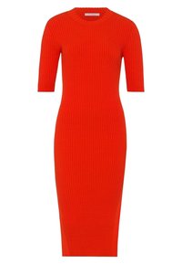 Robe midi en maille côtelée rouge vif avec manches courtes et encolure ronde, silhouette ajustée.