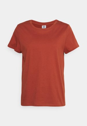 T-shirt uni à manches courtes et col rond de couleur orange rouille, présenté sur un fond blanc uni.