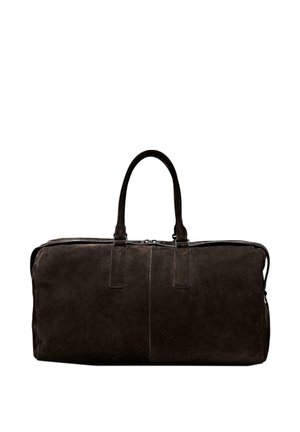 Donkerbruine suède duffelbag met twee handvatten en ritssluiting, ontworpen voor reizen of weekendgebruik.