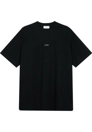 Schwarzes Baumwoll-T-Shirt mit kurzen Ärmeln, das ein kleines rechteckiges Logolabel mit der Aufschrift "OH APRIL" auf der Vorderseite trägt. Einfaches, ungeziertes Design.