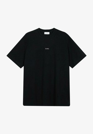 Svart bomull t-skjorte med korte ermer, med en liten rektangulær logoetikett som leser "OH APRIL" på forsiden. Enkelt, upryddig design.