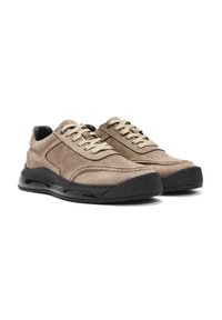 Baskets en daim beige clair avec une finition texturée, semelle en caoutchouc noire et lacets contrastés. Embout arrondi et détails de design minimalistes.