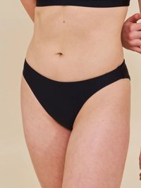 Črne bikini hlačke iz gladkega materiala, z nizkim pasom in zmerno prekrivnostjo. Čiste linije brez vidne opreme ali vzorcev.