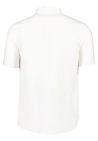 Camisa blanca de manga corta hecha de una tela ligera, con un cuello tipo banda y un dobladillo curvado, con una superficie suave y texturizada.