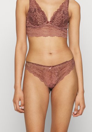 Σετ δαντελένια εσώρουχα σε ροζ σκόνη, με λουλουδάτα σχέδια, βαθύ ντεκολτέ και λεπτομέρεια με φιόγκο στα σλιπ με οδοντωτές άκρες.