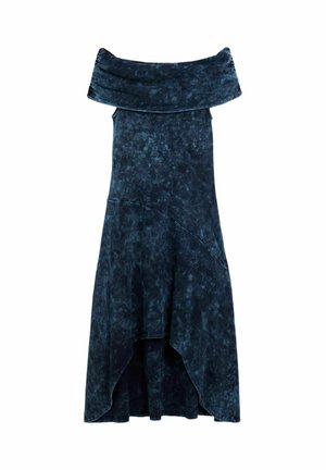 Off-shoulder jurk in donkerblauw met een tie-dye patroon, met een uitlopende zoom en een zachte, getextureerde stof.