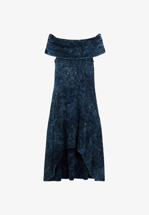 Off-shoulder jurk in donkerblauw met een tie-dye patroon, met een uitlopende zoom en een zachte, getextureerde stof.