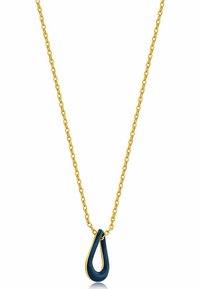 Collana in oro con pendente a forma di goccia blu, caratterizzato da una finitura lucida e bordi dorati. Il pendente è in evidenza al centro.
