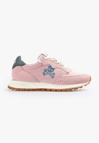 Adidași din suede roz, cu un logo al unui craniu și oase încrucișate de culoare albastră, șireturi albe și o talpă din cauciuc de nucă. Accentuati cu un tab de călcâi închis.