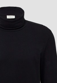 Czarny golf wykonany z miękkiego, elastycznego materiału. Posiada wysoki kołnierz i długie rękawy, z minimalistycznym wzornictwem i bez widocznych wzorów.