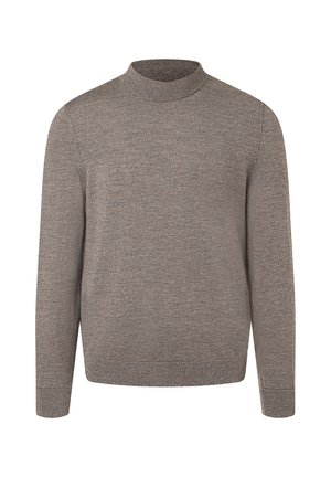 Sweter z długim rękawem, w jasnobrązowym kolorze, wykonany z dzianiny, z podniesionym kołnierzem oraz prążkowanymi mankietami i dołem, eksponowany na jednolitym białym tle.