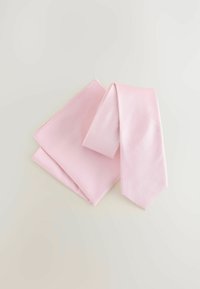 Rosa Krawatte und passendes Einstecktuch aus glattem Stoff, mit einer dezenten diagonalen Textur. Beide Artikel ordentlich angeordnet.