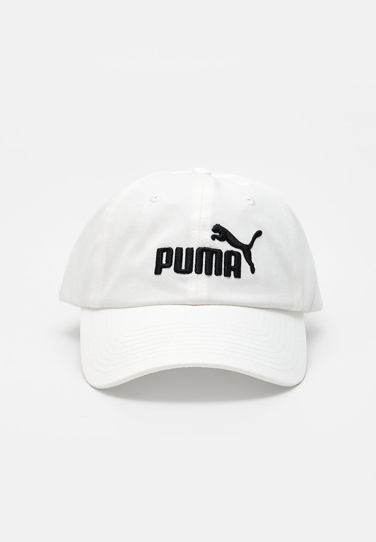 Gorra blanca de algodón con visera curva. Presenta el logo "PUMA" bordado en negro y un diseño de puma saltando en la parte frontal. Estilo minimalista.
