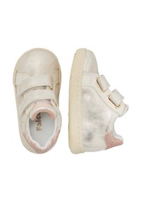 Scarpe per bambini in argento metallico con cinturini in Velcro, dettagli in glitter rosa, suole in gomma e design con punta arrotondata.