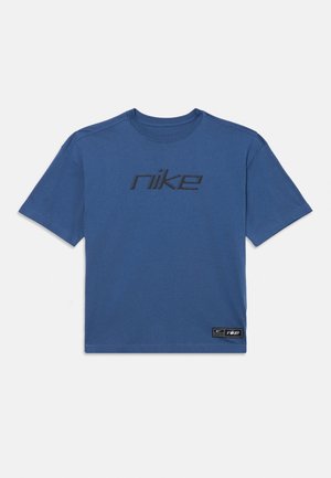 Blaues Nike T-Shirt mit kurzen Ärmeln, schwarzem stilisiertem "nike" Schriftzug auf der Brust und kleinem Nike-Label an der unteren Saumvorderseite rechts.