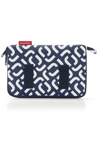 Rechteckige navyfarbene Tasche mit weißem abstraktem Muster, mit Reißverschluss und zwei schwarzen Stoffriemen zur Sicherung des Inhalts. Rotes Markenschild angebracht.