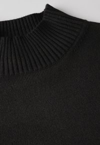 Maglione nero a coste con colletto alto. Realizzato in tessuto morbido con una texture liscia e una vestibilità leggermente ampia.
