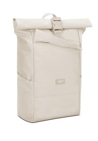Beige rechthoekige rugzak met rolklep, voorste gesp, zijvakken van mesh en een label met "Larkson Hamburg" op het voorpaneel.