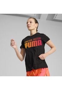 Camiseta negra de manga corta con un atrevido texto gráfico multicolor "FOREVER. FASTER. PUMA" en el frontal, hecha de una tela suave y transpirable.