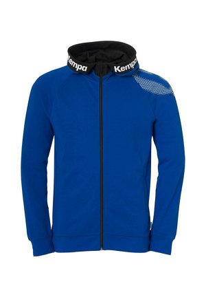 Sudadera con cremallera azul y cuello negro con la marca "Kempa". Presenta mangas raglán, bolsillos laterales y un patrón texturizado en el hombro.