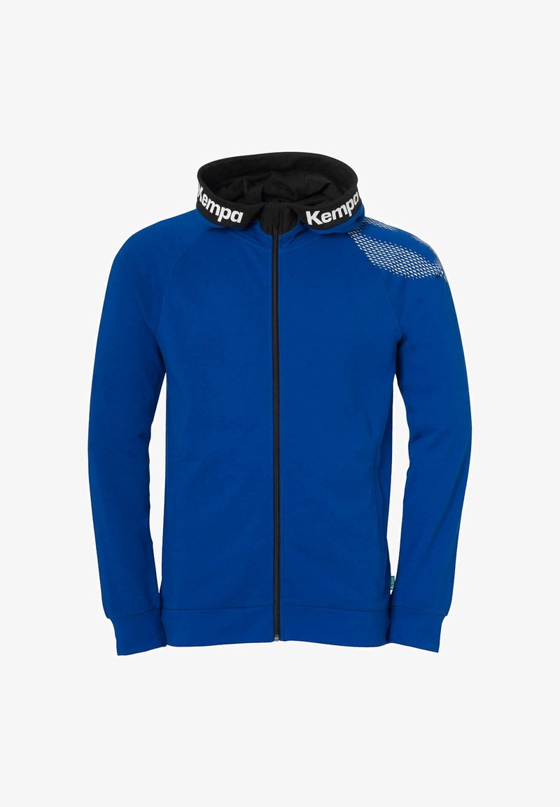 Sudadera con cremallera azul y cuello negro con la marca "Kempa". Presenta mangas raglán, bolsillos laterales y un patrón texturizado en el hombro.