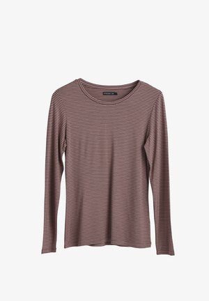 T-shirt à manches longues rayé en mauve doux avec de fines rayures sombres, présentant un col rond et un tissu doux et extensible.