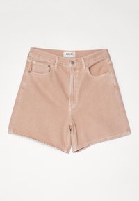 Pantalones cortos de mezclilla rosa claro con un diseño clásico de cinco bolsillos, dobladillo desgastado y cierre de botón metálico en la parte delantera. Hechos de suave tela de algodón.