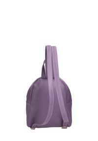 Zaino di pelle viola con forma arrotondata, texture liscia, spallacci regolabili e un unico scomparto principale.