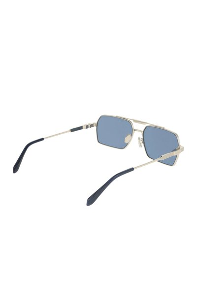 Lunettes de soleil rectangulaires à verres bleus avec monture fine en métal argenté et branches à embouts noirs, présentées sur fond blanc.