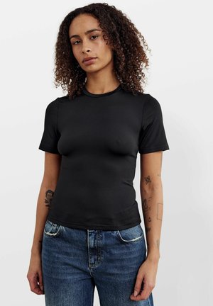JULIA - Lihtne T-särk - black