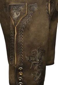 Brązowe skórzane tradycyjne bawarskie spodnie lederhosen z dekoracyjnym haftem i wieloma guzikami po bokach.