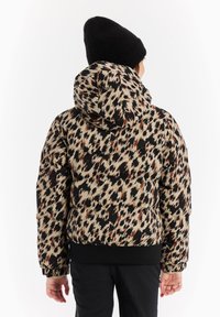 Puffjacke mit einem Leopardenmuster in Beige-, Schwarz- und Brauntönen, mit Kapuze und elastischen Ärmelbündchen, von hinten gezeigt.