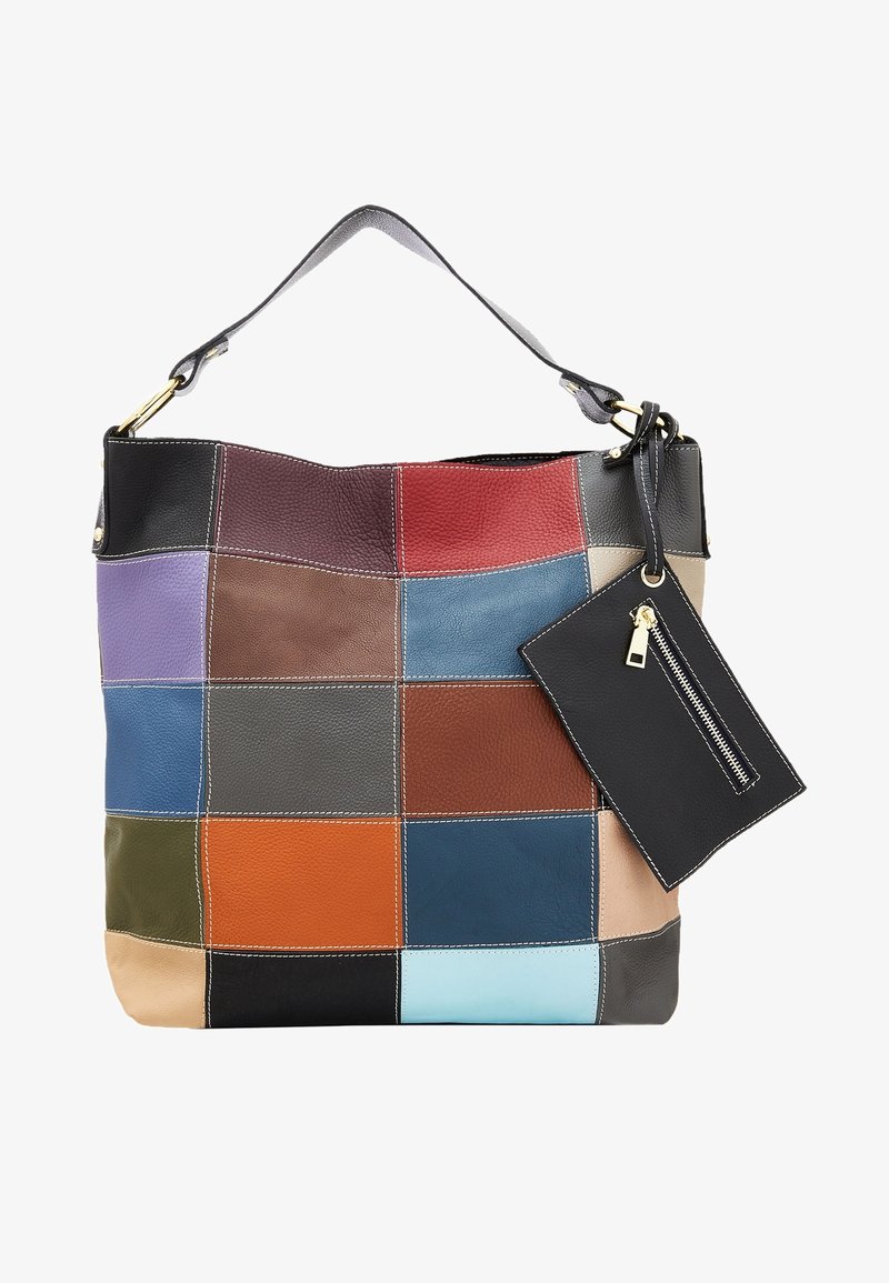 Bolso tote de cuero con un diseño de patchwork que presenta cuadrados en varios colores, incluyendo azul, rojo, marrón y negro. Incluye una cartera extraíble.