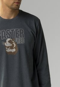 Koszula z długim rękawem w ciemnoszarym kolorze z nadrukiem kreskówkowej świnki morskiej oraz tekstem "FASTER FRED". Gładki materiał z luźnym krojem.