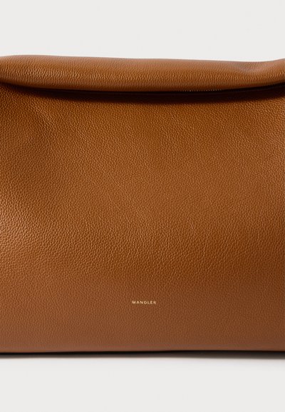 Rjava torbica iz mehkega usnja z zgibnim preklopom in majhnim zlatim logotipom "Wandler" na sredini spodnje robu.