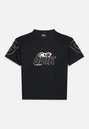 Camiseta negra de manga corta con el logo de llama "R QUIK" en blanco en el frente y grandes números delineados en cada manga.