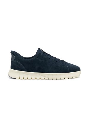 Niedriger marineblauer Wildleder-Sneaker mit weißer gerillter Gummisohle und schwarzen Schnürsenkeln, seitlich auf weißem Hintergrund gezeigt.