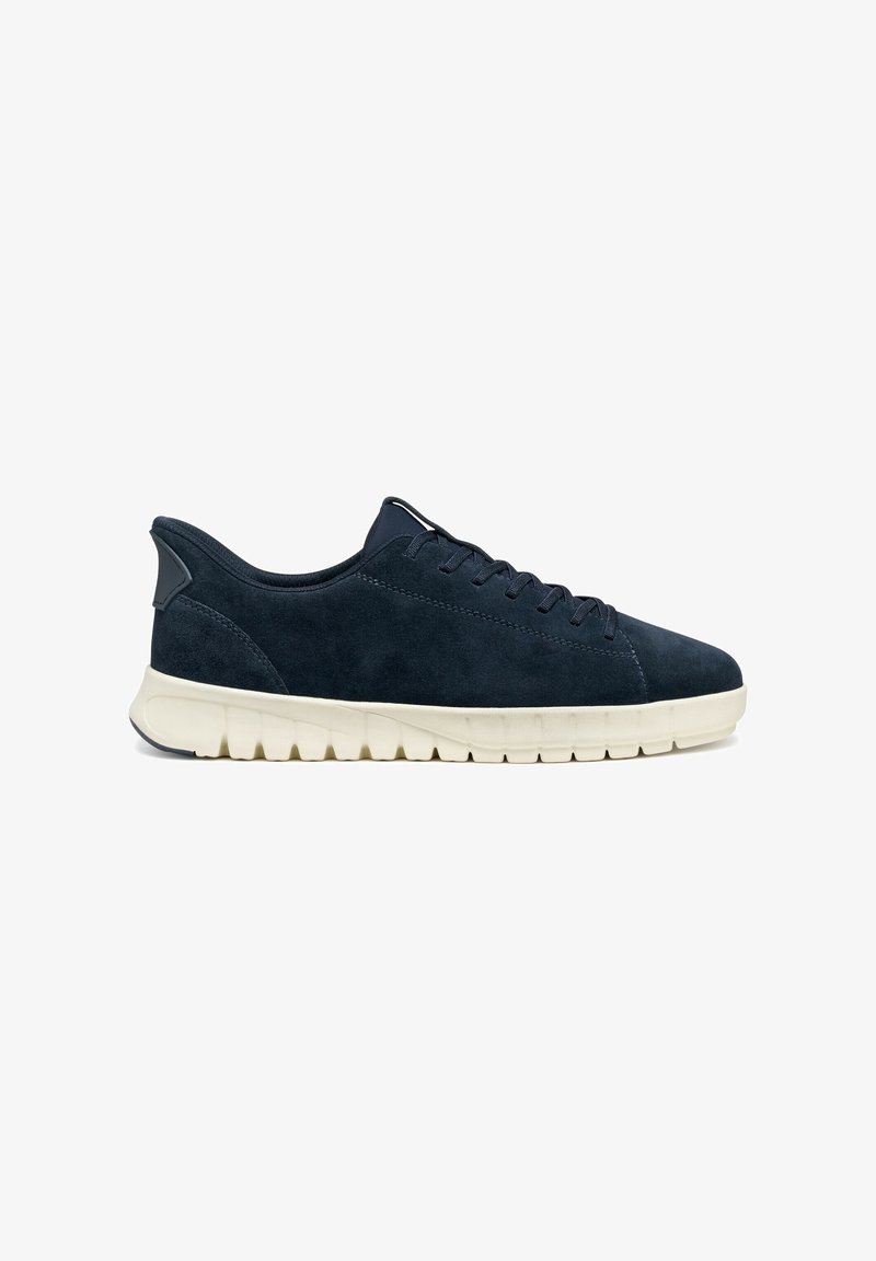 Baskets basses en daim bleu marine avec semelle en caoutchouc blanche rainurée et lacets noirs, vues de côté sur fond blanc.