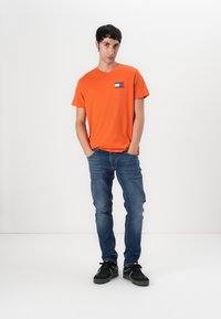 Tommy Jeans SLIM ESSENTIAL FLAG TEE - Print T-shirt - voyager orange