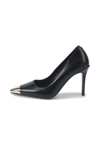 Pantofii cu toc înalt, negri, au un superior din piele texturată și un vârf din metal auriu. Au un vârf ascuțit și un toc stiletto subțire.