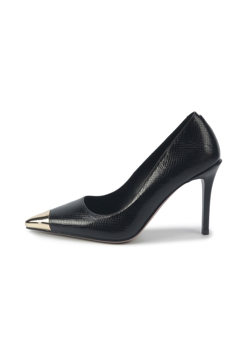Pantofii cu toc înalt, negri, au un superior din piele texturată și un vârf din metal auriu. Au un vârf ascuțit și un toc stiletto subțire.