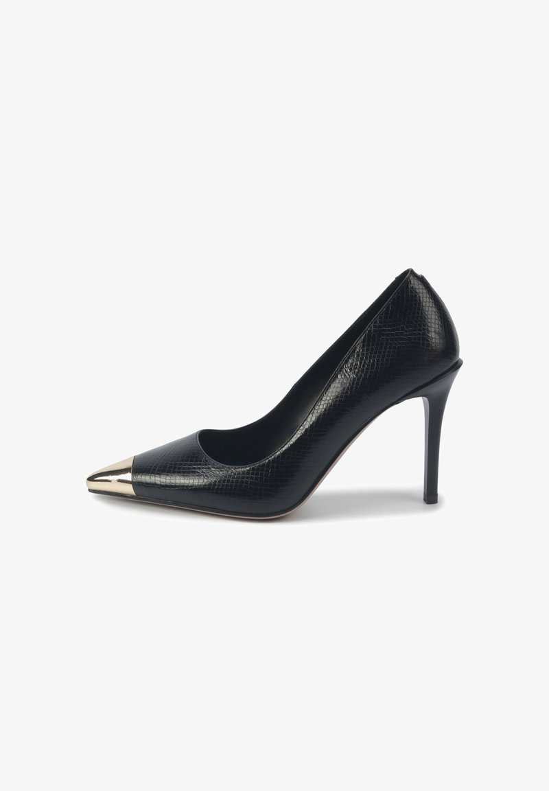 Pantofii cu toc înalt, negri, au un superior din piele texturată și un vârf din metal auriu. Au un vârf ascuțit și un toc stiletto subțire.