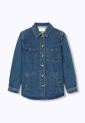 Veste en denim bleu à manches longues, avec un col, cinq boutons sur le devant, deux poches poitrine et deux poches latérales.