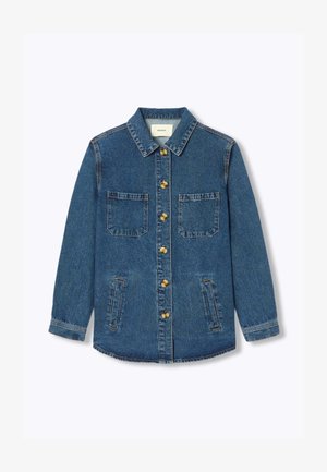Veste en denim bleu à manches longues, avec un col, cinq boutons sur le devant, deux poches poitrine et deux poches latérales.