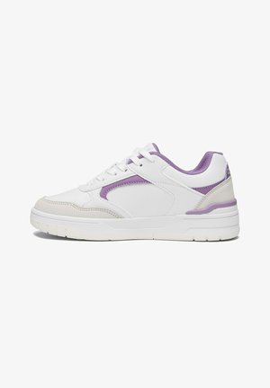 Sneaker bianco modello low-top con dettagli viola, design con lacci, collare imbottito e suola spessa in gomma, orientato verso sinistra su sfondo bianco.