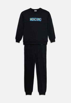 Musternakk mustrun ja püksid, mis on valmistatud puuvillast, esiküljel erinevates värvides "Moschino" logo, ribatud varrukate ja piirdeni.