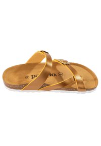 Sandalo in pelle marrone con cinturini incrociati e una fibbia metallica. Soletta in sughero imbottita con un accento giallo e suola in gomma bianca.